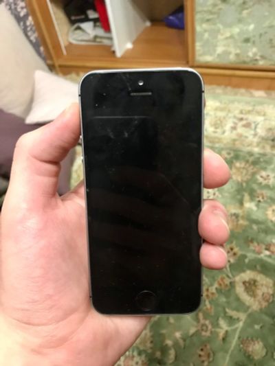 Лот: 13383915. Фото: 1. Iphone SE 32 gb. Смартфоны
