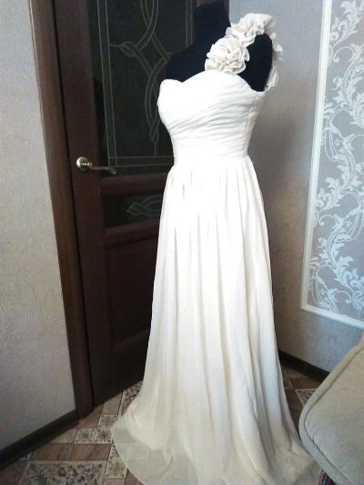 Лот: 9493915. Фото: 1. Новое длинное вечернее платье... Платья