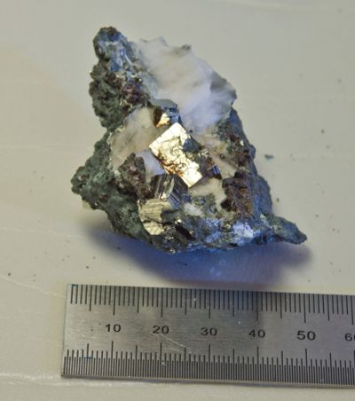 Лот: 11661565. Фото: 1. Пирит гранат андрадит 2. Минералы и окаменелости