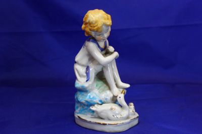 Лот: 19571609. Фото: 1. Старинная статуэтка Девочка с... Фарфор, керамика