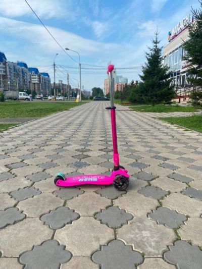Лот: 16241134. Фото: 1. Самокат розовый трехколесный. Роликовые коньки, скейтборды, самокаты