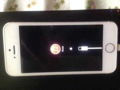 Лот: 5172416. Фото: 1. iPhone 5s 32gb висит на шнурке... Смартфоны