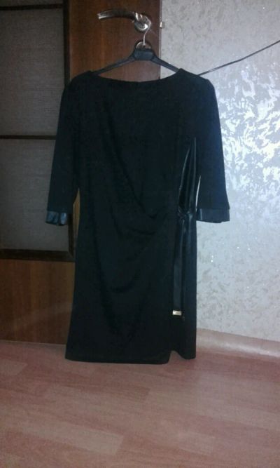 Лот: 7782272. Фото: 1. Платье черное с вставками из экокожи. Платья