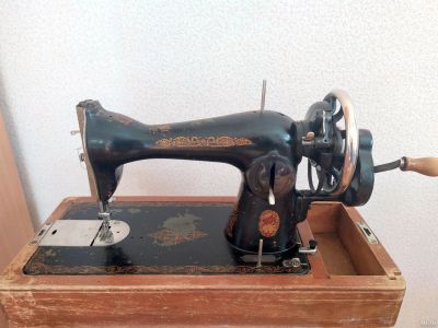 Лот: 14794780. Фото: 1. Швейная машинка. Швейная, вязальная