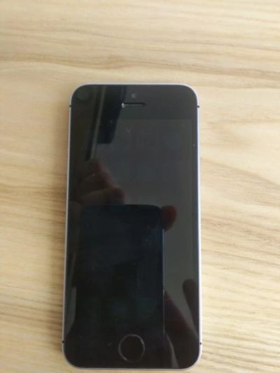 Лот: 16507914. Фото: 1. iphone SE 128 gb. Смартфоны