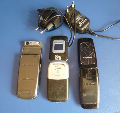 Лот: 16597082. Фото: 1. Sony Ericsson и 2шт. Samsung -... Кнопочные мобильные телефоны