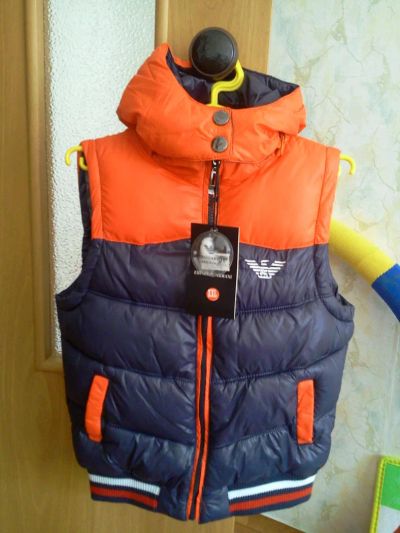 Лот: 4524849. Фото: 1. Продам жилет "Armani" новый, 5-7... Спортивная одежда