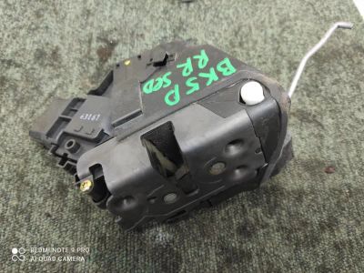 Лот: 21413377. Фото: 1. замок двери Mazda Axela BK3P... Двигатель и элементы двигателя
