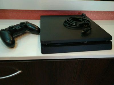Лот: 11765199. Фото: 1. Sony PlayStation 4 slim + 4 игры... Игровые приставки, консоли