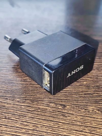 Лот: 23327239. Фото: 1. Зарядка USB Sony 5v 1.5 Ah. Зарядные устройства, блоки питания, адаптеры сетевые для смартфонов
