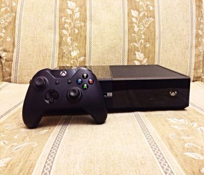 Лот: 5606475. Фото: 1. Xbox one 500 GB (2 геймпада) 19... Игровые приставки, консоли