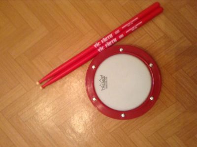 Лот: 8411143. Фото: 1. Practice pad + vick firth sticks... Другое (музыкальные инструменты и оборудование)