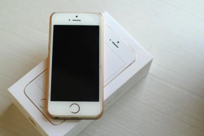 Лот: 11202130. Фото: 1. iphone se 32 gb Gold еще 3 месяца... Смартфоны