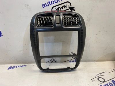 Лот: 21710763. Фото: 1. рамка магнитолы Mazda Demio DW3W. Двигатель и элементы двигателя