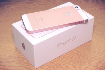 Лот: 10253906. Фото: 1. iPhone se 32 gb rose gold. Смартфоны