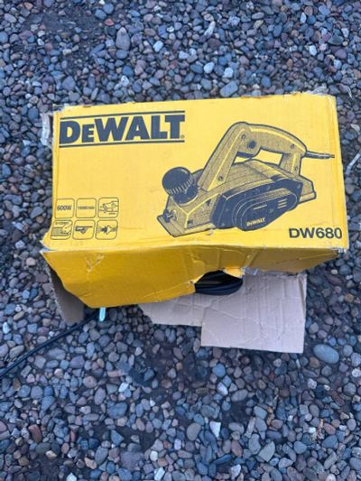 Лот: 25634302. Фото: 1. Электрорубанок DeWalt DW680 Новый... Электроинструмент
