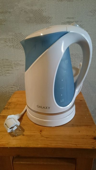 Лот: 12574092. Фото: 1. Электрочайник Galaxy б/у 1,7 л. Чайники, кофемашины, кулеры