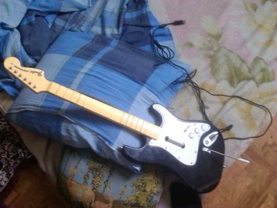 Лот: 4860882. Фото: 1. гитара для игры guitar hero. Аксессуары для игровых приставок, консолей, геймпады