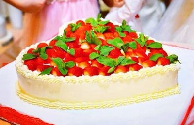 Лот: 5834318. Фото: 1. Торт свадебный сердце с клубникой. Торты, пирожные