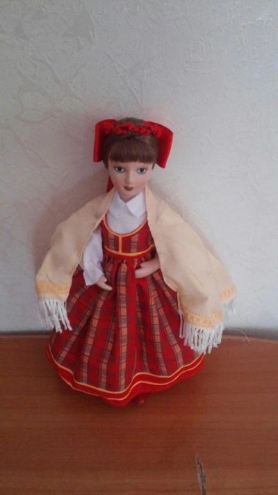 Лот: 9340154. Фото: 1. Куколка в народном литовском костюме. Куклы