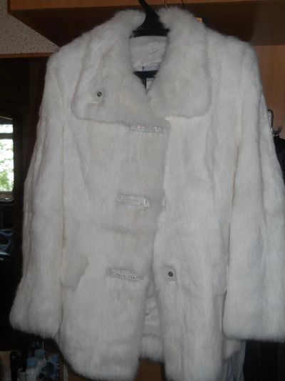 Лот: 3067203. Фото: 1. Срочно продам Белую шубку! отдам... Верхняя одежда