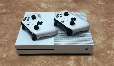 Лот: 11830230. Фото: 1. XBOX One S 500Gb + 2 геймпада... Консоли