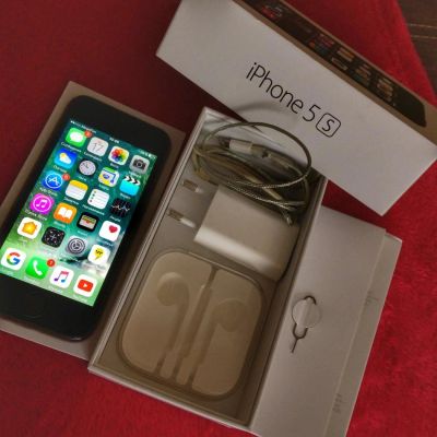 Лот: 10394159. Фото: 1. IPhone 5s 16gb чёрный. Смартфоны