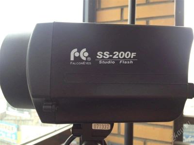 Лот: 2103006. Фото: 1. FALCON EYES Вспышка ss-200f. Вспышки, осветители, рассеиватели