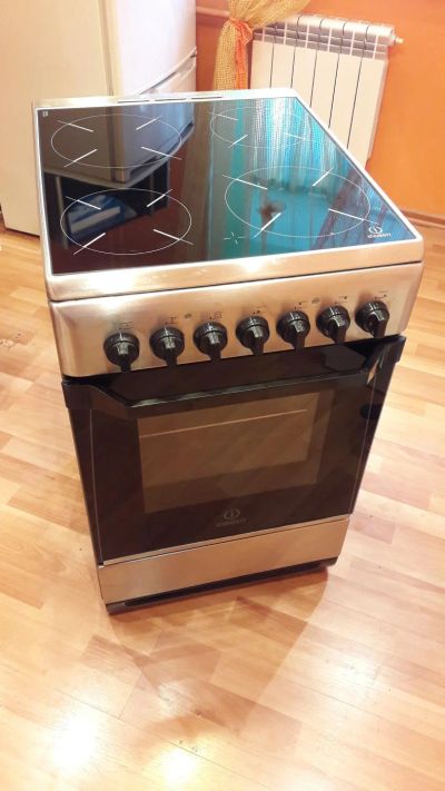 Лот: 10591707. Фото: 1. Керамическая электроплита Indesit. Плиты, духовые шкафы, варочные поверхности