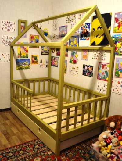 Лот: 11460670. Фото: 1. Кровать-домик из массива беж/оливка. Детские кровати и кроватки