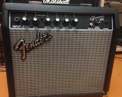 Лот: 4905333. Фото: 1. Fender Frontman 15g гитарный комбоусилитель. Гитарные эффекты и комбоусилители