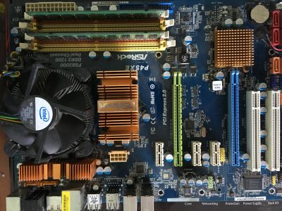 Лот: 12230030. Фото: 1. ASRock P45XE + e8400 + 4Gb DDR2. Материнские платы