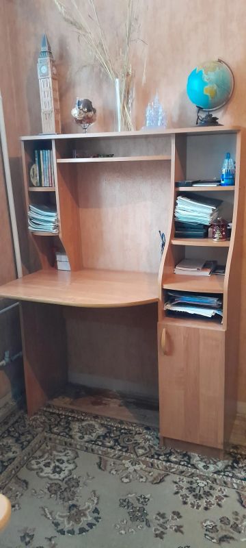 Лот: 25727379. Фото: 1. Стол для школьника. Столики, стулья, парты