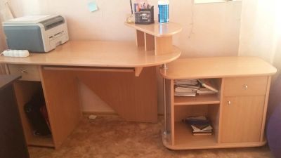 Лот: 7762500. Фото: 1. Стол компьютерный+ тумба. Срочно. Компьютерные и письменные столы