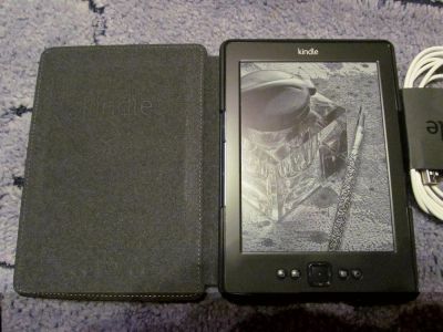 Лот: 3744939. Фото: 1. Amazon Kindle 5 + фирменная обложка... Электронные книги