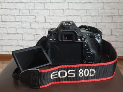 Лот: 16924189. Фото: 1. Canon 80D. Цифровые зеркальные