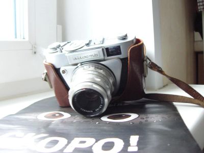 Лот: 10038749. Фото: 1. Немецкая фотокамера с центральным... Плёночные дальномерные, шкальные