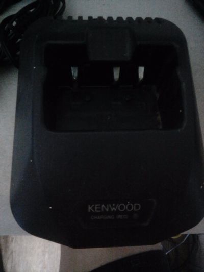 Лот: 12144050. Фото: 1. Зарядное KSC-15 для р/с Kenwood. Зарядные устройства, блоки питания, адаптеры сетевые для смартфонов