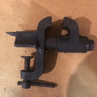 Лот: 18834594. Фото: 1. Тиски с наковальней маленькие. Ручной инструмент