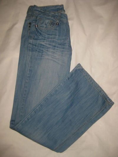 Лот: 9076956. Фото: 1. Фирменные джинсы с красивой вышивкой... Джинсы
