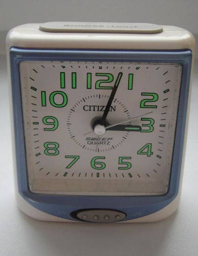 Лот: 25019136. Фото: 1. Будильник Citizen C8207-C. Часы настенные, настольные