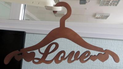 Лот: 4438483. Фото: 1. Плечики "Love" Вешалка. (Лазерная... Вешалки и плечики