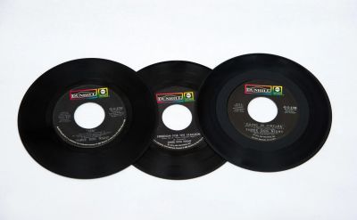 Лот: 8760877. Фото: 1. Three Dog Night 3 пластинки 7". Аудиозаписи