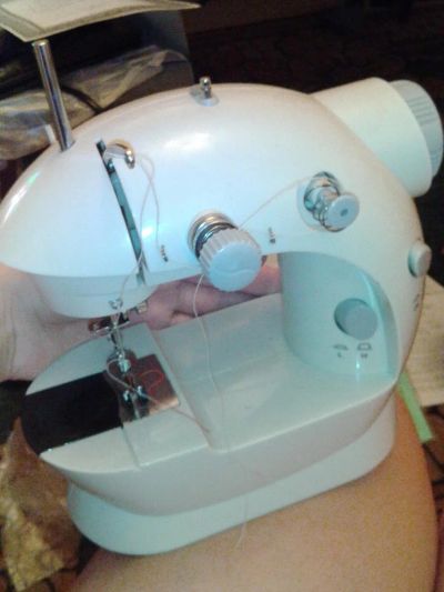 Лот: 6241644. Фото: 1. Mini sewing machine (мини-швейная... Швейная, вязальная