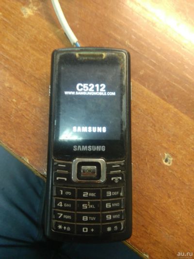 Лот: 14985900. Фото: 1. Samsung C5212 висит на заставке. Кнопочные мобильные телефоны
