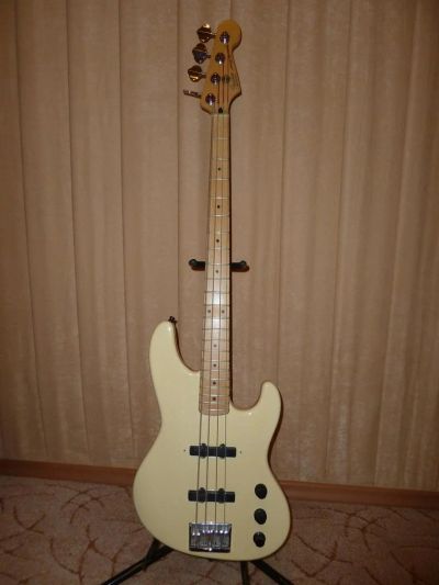 Лот: 3353298. Фото: 1. Бас Fender преДелюкс USA. Гитары