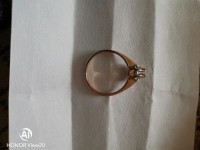 Лот: 15150215. Фото: 1. Золотое кольцо с бриллиантом. Кольца, перстни