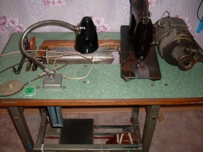 Лот: 4587802. Фото: 1. Швейная машина со столом и эл... Швейная, вязальная