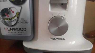 Лот: 16053562. Фото: 1. Соковыжималка Kenwood JE720. Кухонная