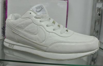 Лот: 9103616. Фото: 1. Кроссовки белые Nike лот № 65... Кеды, кроссовки, слипоны